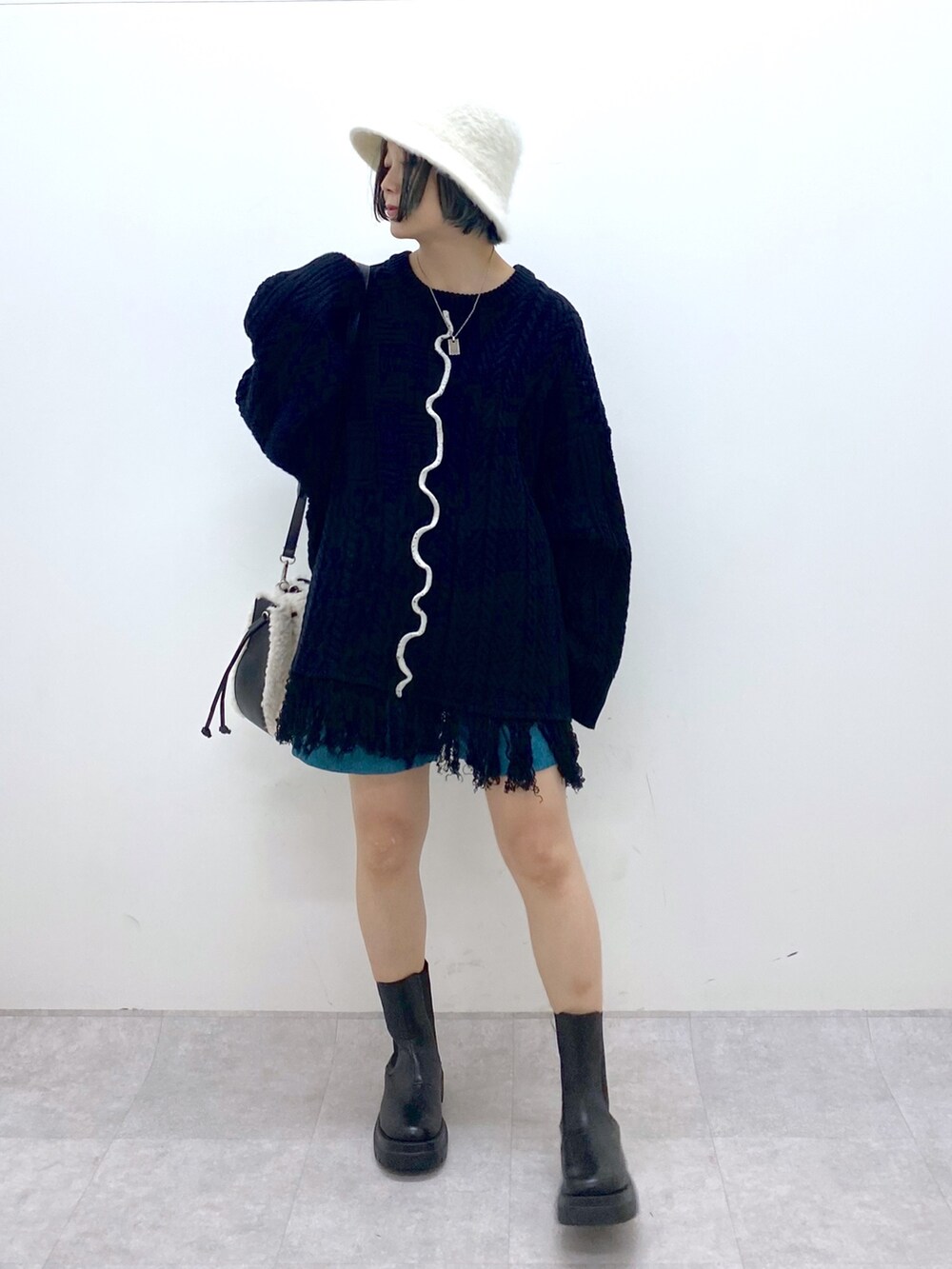 ブラック系のトップス、ブルー系のその他パンツ、ホワイト系のバッグを着用したレディースの秋コーディネートの5枚目の写真