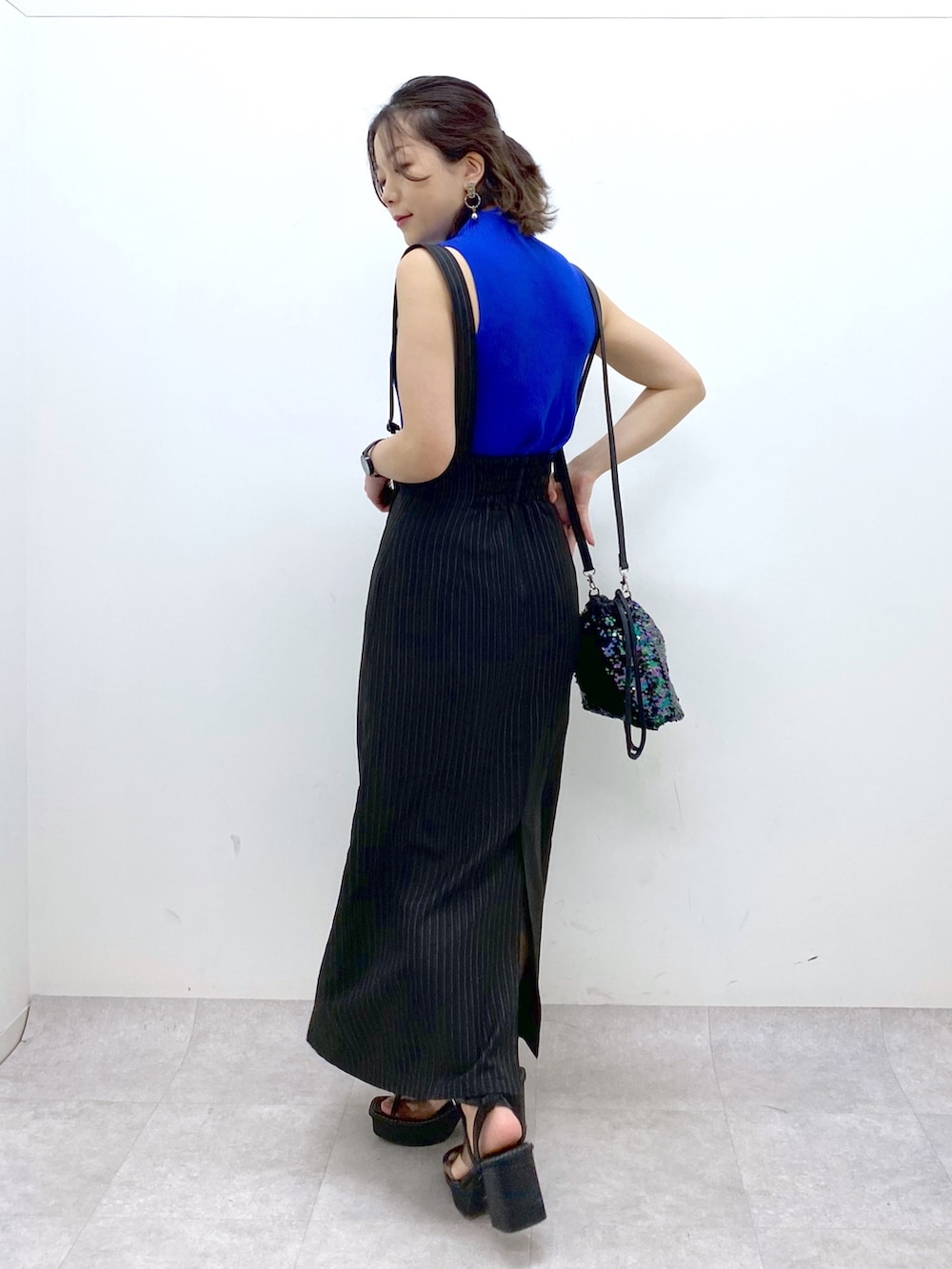 ブルー系のTシャツ/カットソー、その他のワンピース、ブラック系のショルダーバッグを着用したレディースの夏コーディネートの4枚目の写真