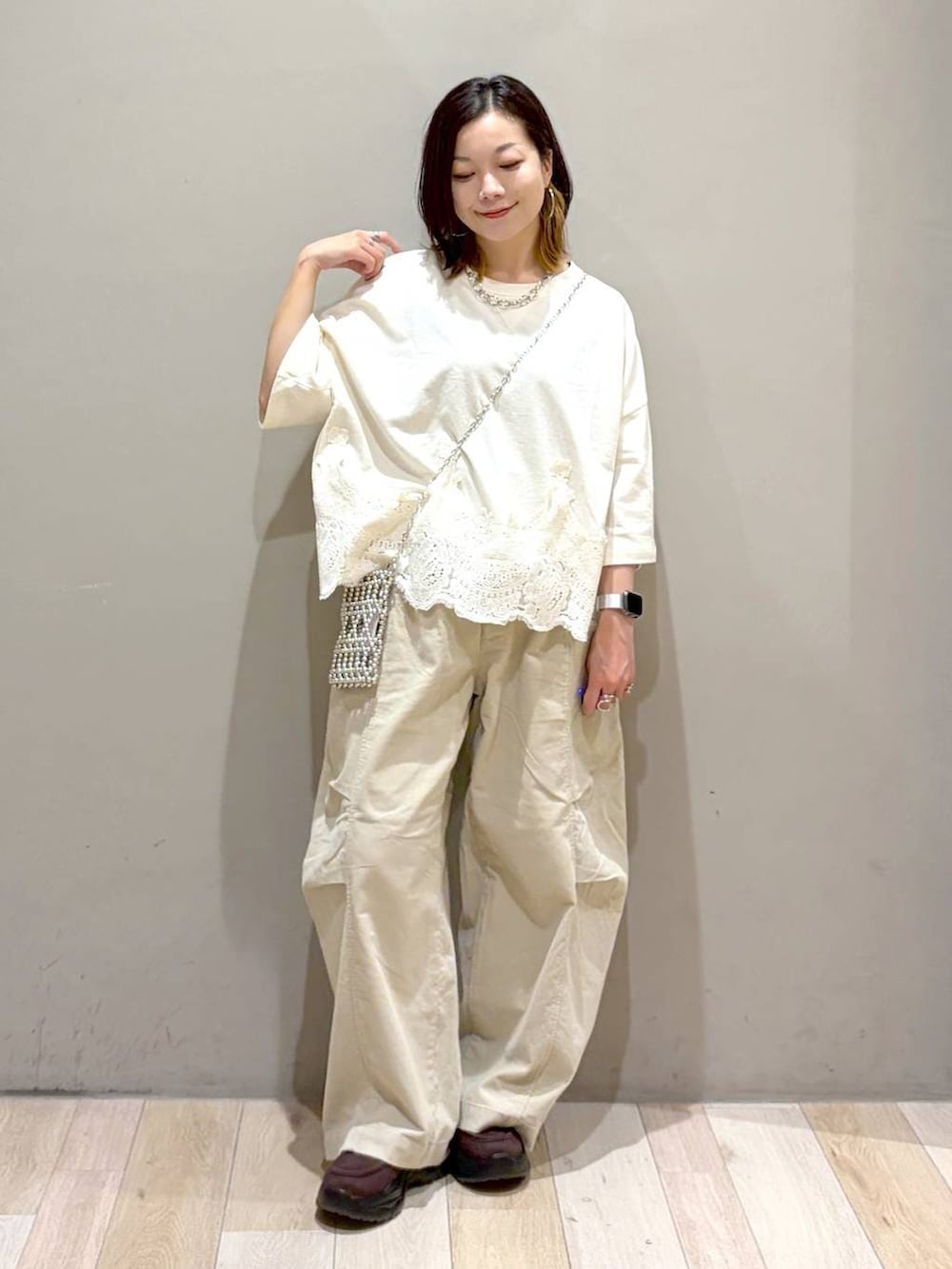 ブラウン系のローファー、ベージュ系のその他パンツ、ホワイト系のTシャツ/カットソーを着用したレディースの秋コーディネートの8枚目の写真