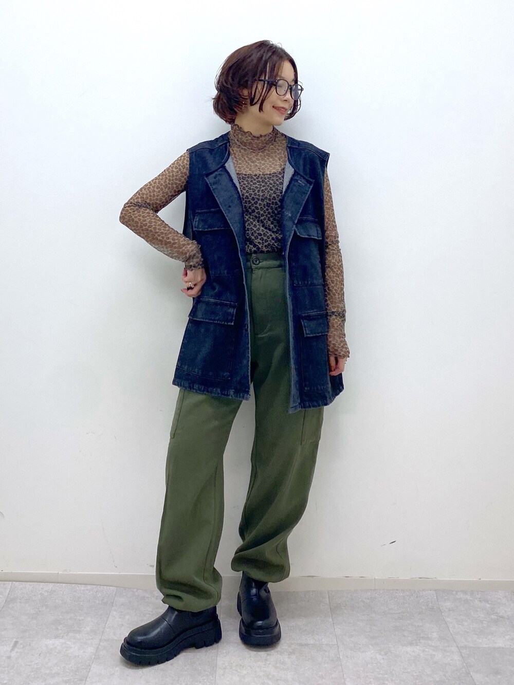 その他のその他トップス、ブラック系のシューズ、グリーン系のカーゴパンツを着用したレディースの秋コーディネートの2枚目の写真