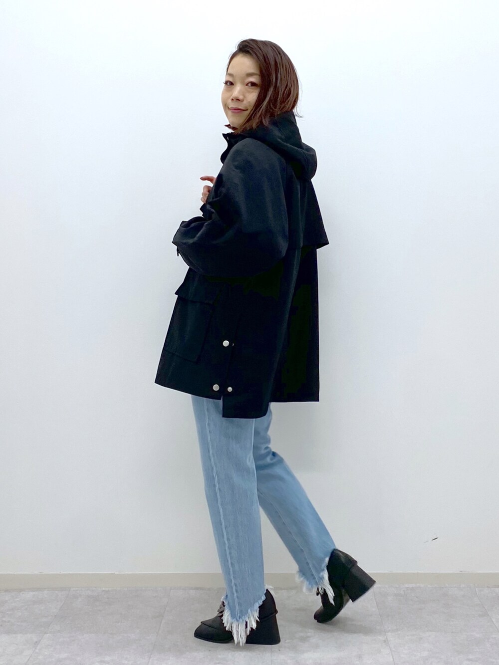 ブラック系のマウンテンパーカー、その他のTシャツ/カットソー、ブラック系のパンプスを着用したレディースの冬コーディネートの3枚目の写真