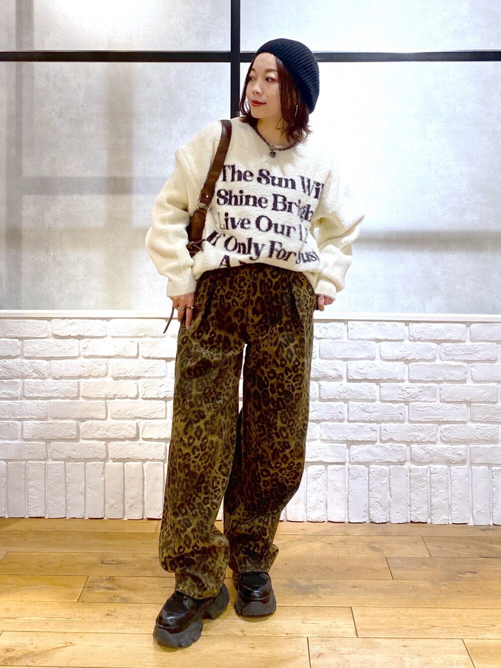 その他のデニムパンツ、ブラウン系のショルダーバッグ、ホワイト系のニット/セーターを着用したレディースの冬コーディネートの9枚目の写真