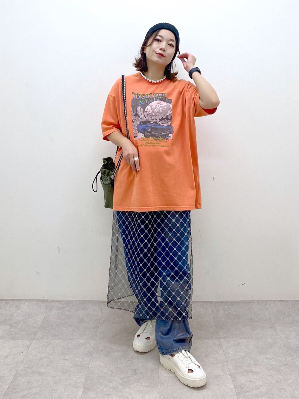 ピンク系のTシャツ/カットソー、ブルー系のデニムパンツ、ホワイト系のスニーカーを着用したレディースの夏コーディネートの9枚目の写真