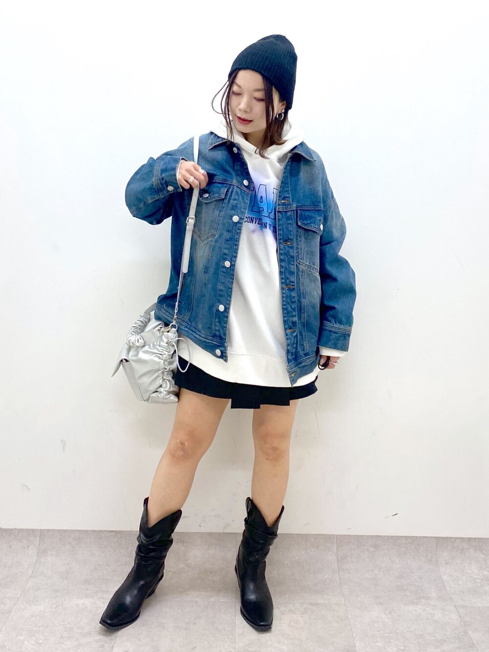 ブルー系のデニムジャケット、シルバー系のショルダーバッグ、ブラック系のその他パンツを着用したレディースの冬コーディネートの7枚目の写真