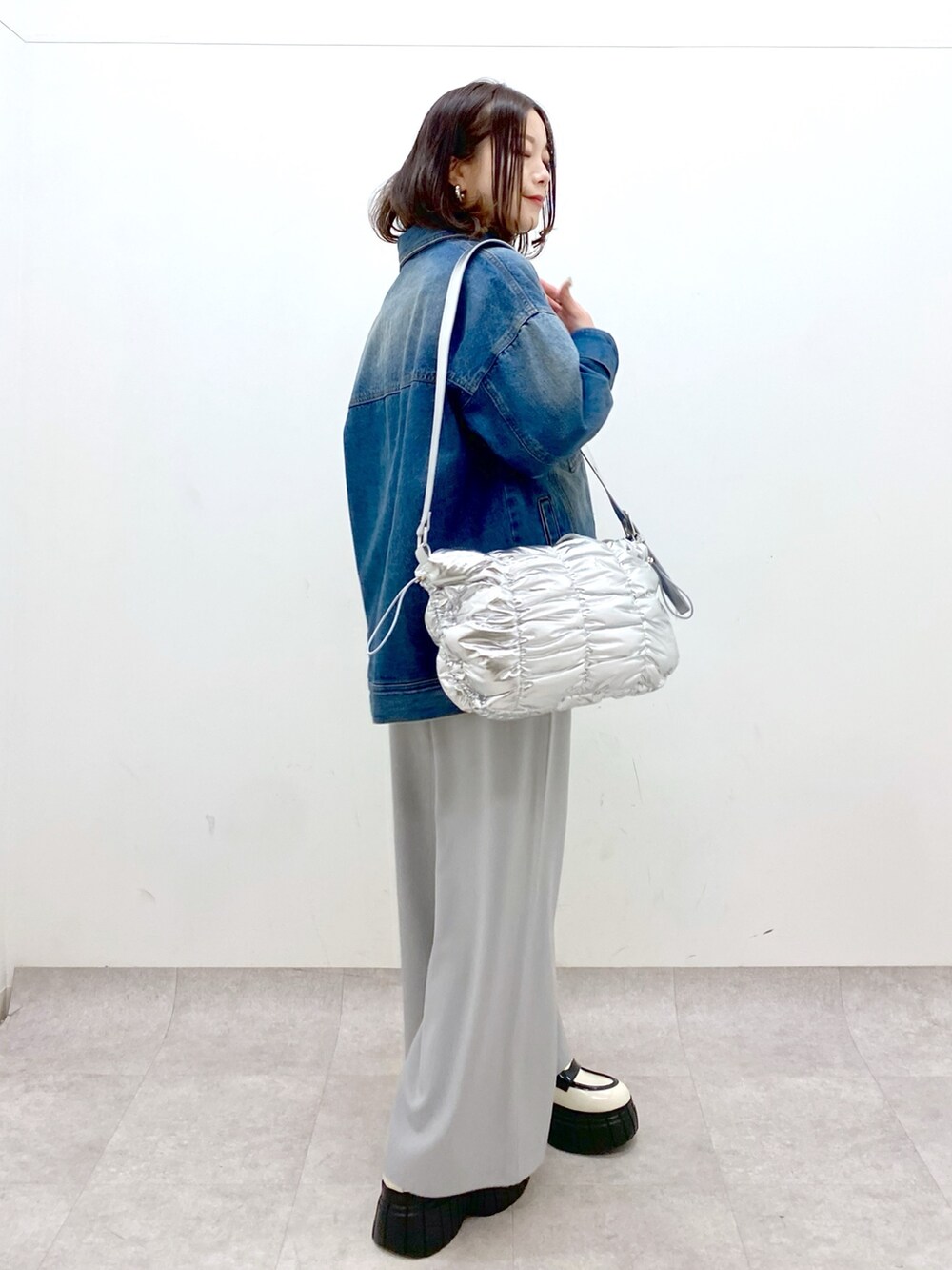 ホワイト系のシャツ/ブラウス、ブルー系のデニムジャケット、ホワイト系のローファーを着用したレディースの冬コーディネートの8枚目の写真