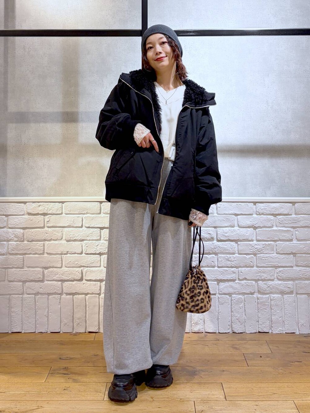 ブラック系のブーツ、グレー系のスウェットパンツ、ブラック系のブルゾンを着用したレディースの冬コーディネートの9枚目の写真