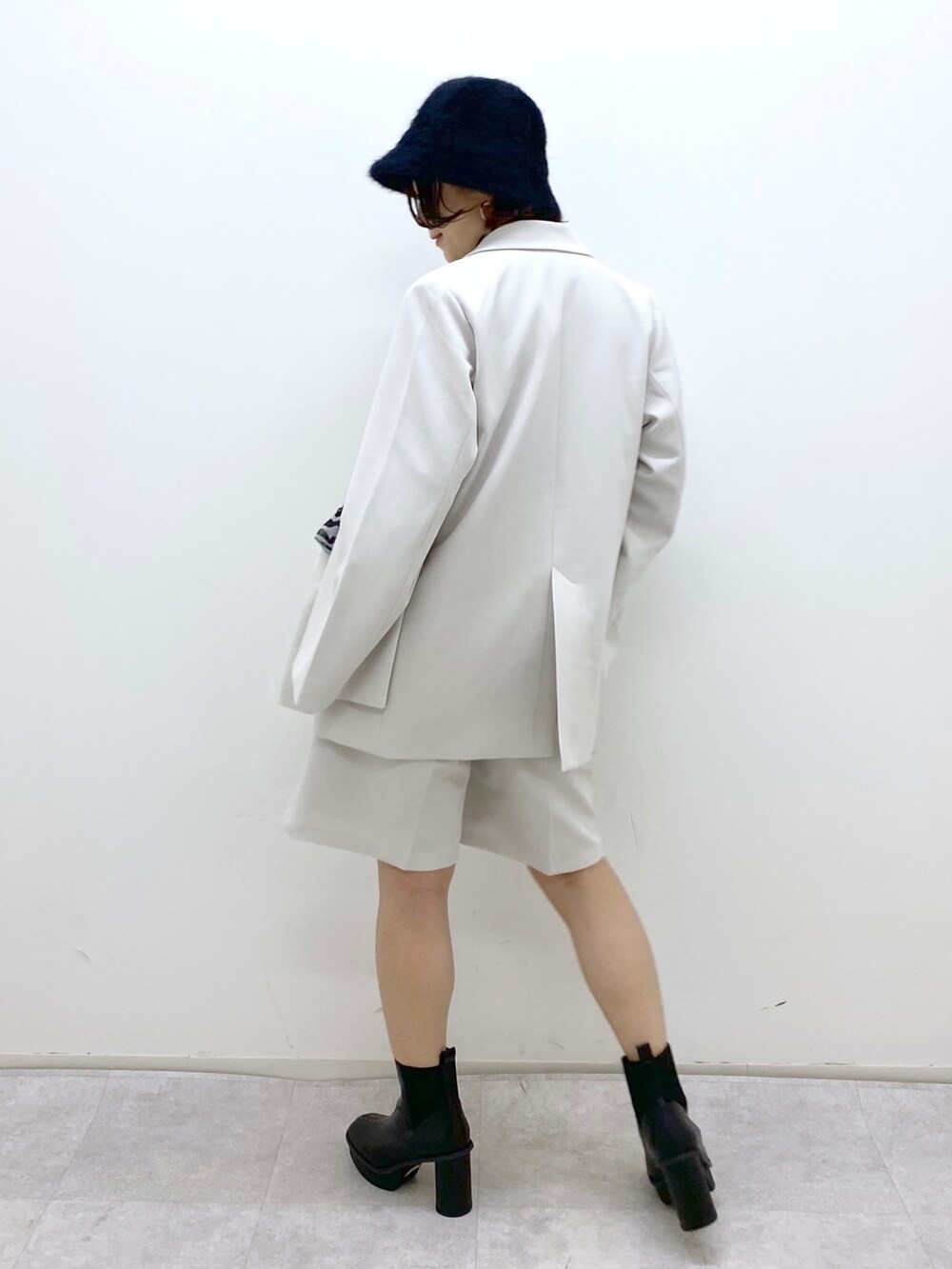 グレー系のパンツ、その他のトップス、ベージュ系のテーラードジャケットを着用したレディースの秋コーディネートの4枚目の写真