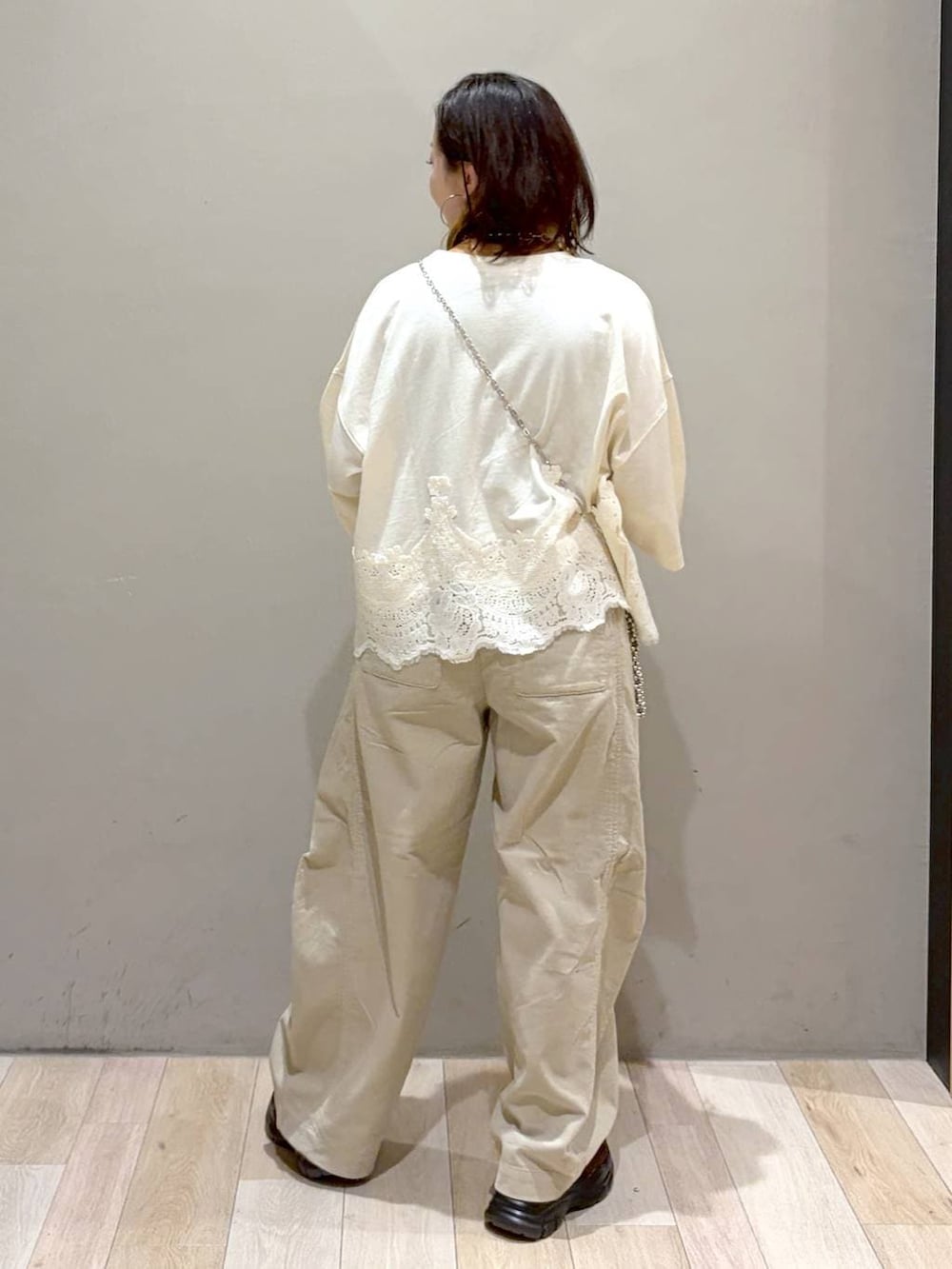 ブラウン系のローファー、ベージュ系のその他パンツ、ホワイト系のTシャツ/カットソーを着用したレディースの秋コーディネートの6枚目の写真