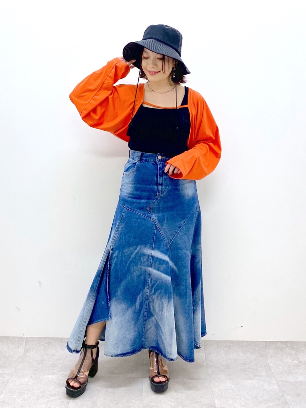 ブルー系のスカート、その他のサンダル、ブラック系のトップスを着用したレディースの夏コーディネートの9枚目の写真