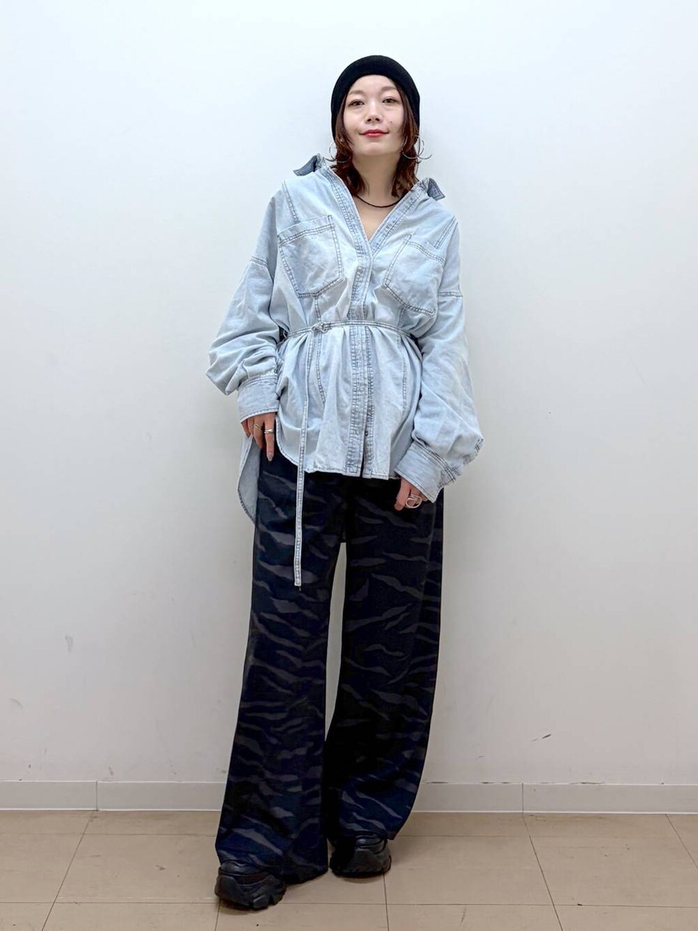 ブラック系のスニーカー、ブルー系のシャツ/ブラウス、その他のスラックスを着用したレディースの冬コーディネートの9枚目の写真