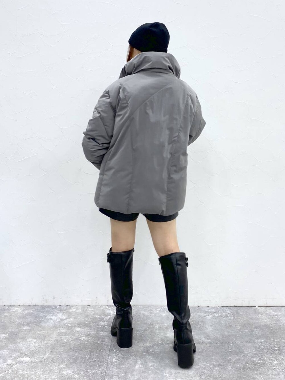 「低身長、きれいめ、若見え、モード、PAGEBOY、骨格ウェーブ_PAGEBOY、大人カジュアル、厚底シューズ、秋服準備はじめました、ダウンジャケット、ブルゾン、冬コーデ、冬アウター、ニット、ショートパンツ」｜「PAGEBOYのヴィンテージバックルベルト（ベルト、ブラック系）」を使った、Chisaさん（レディース・154cm）の秋コーディネートの6枚目の写真