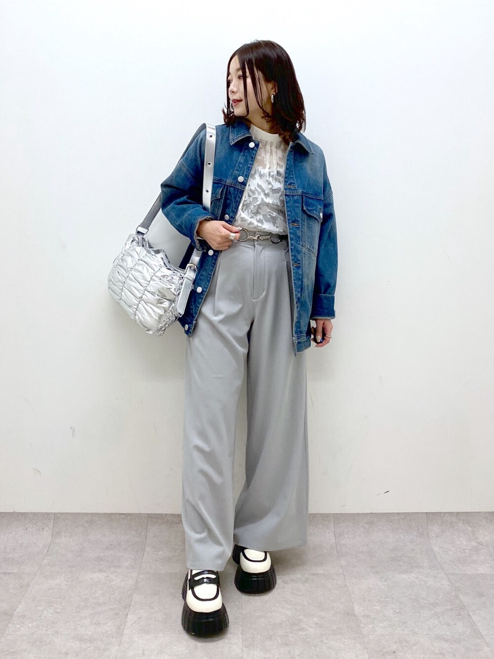 ホワイト系のシャツ/ブラウス、ブルー系のデニムジャケット、ホワイト系のローファーを着用したレディースの冬コーディネートの9枚目の写真