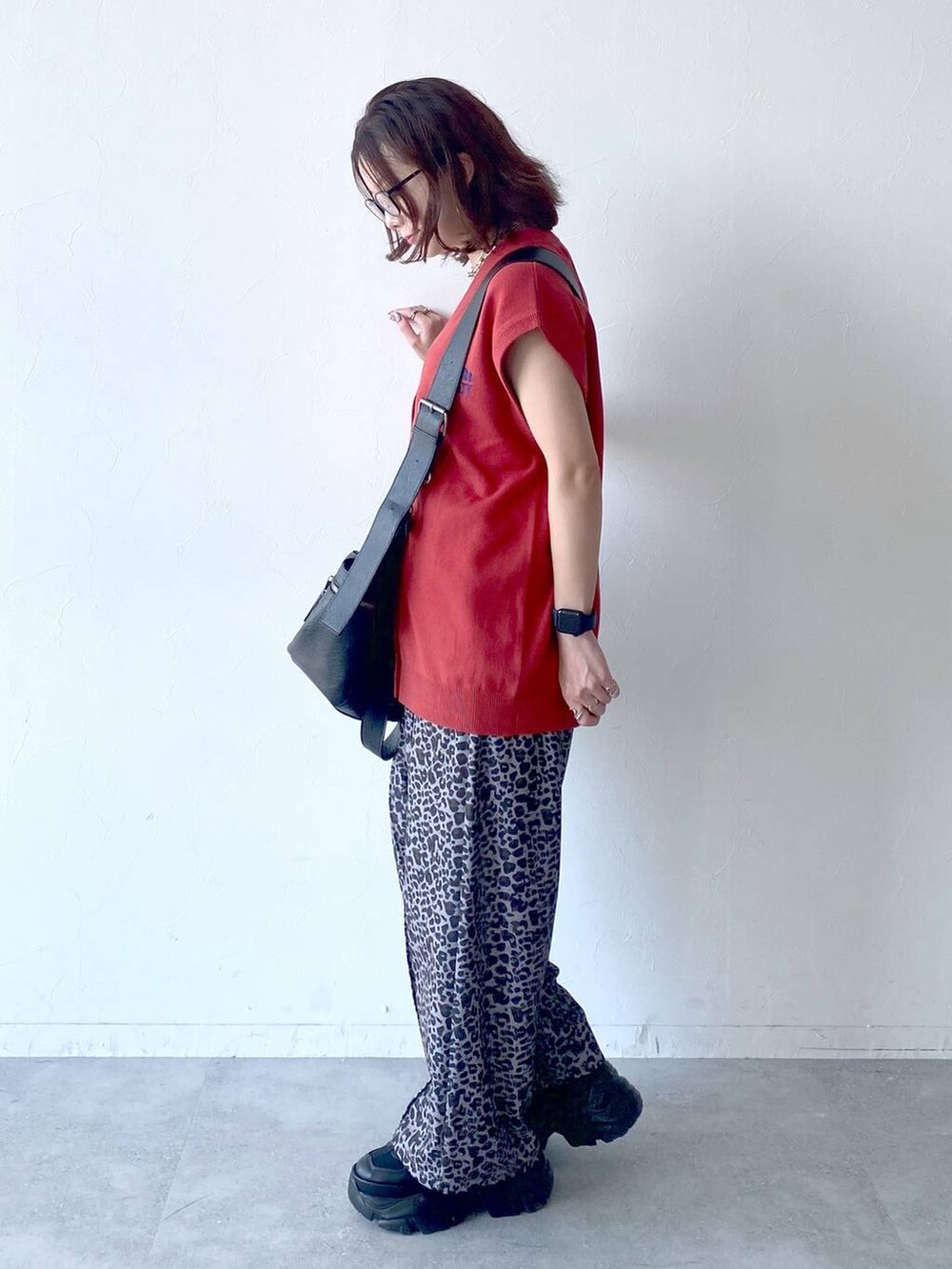 ブラック系のスニーカー、ブラック系のキャミソール、その他のその他パンツを着用したレディースの夏コーディネートの4枚目の写真