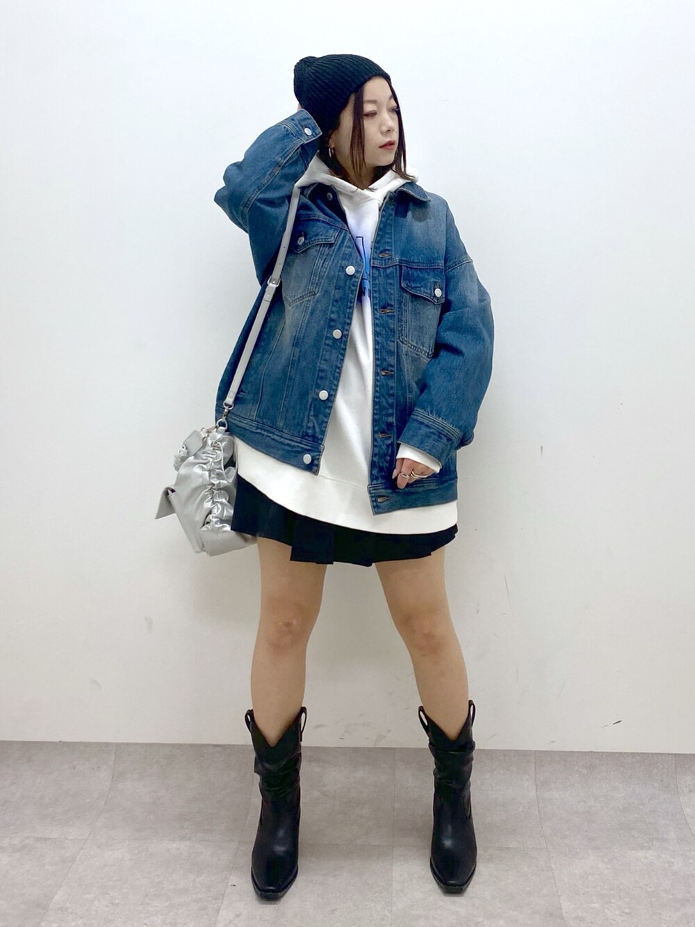 ブルー系のデニムジャケット、シルバー系のショルダーバッグ、ブラック系のその他パンツを着用したレディースの冬コーディネートの8枚目の写真