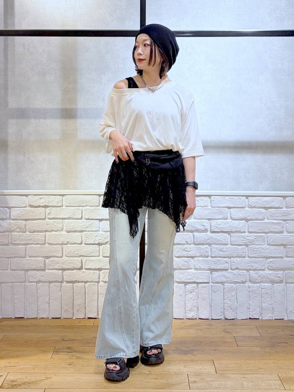ホワイト系のTシャツ/カットソー、ブルー系のデニムパンツ、ブラック系のTシャツ/カットソーを着用したレディースの夏コーディネートの4枚目の写真
