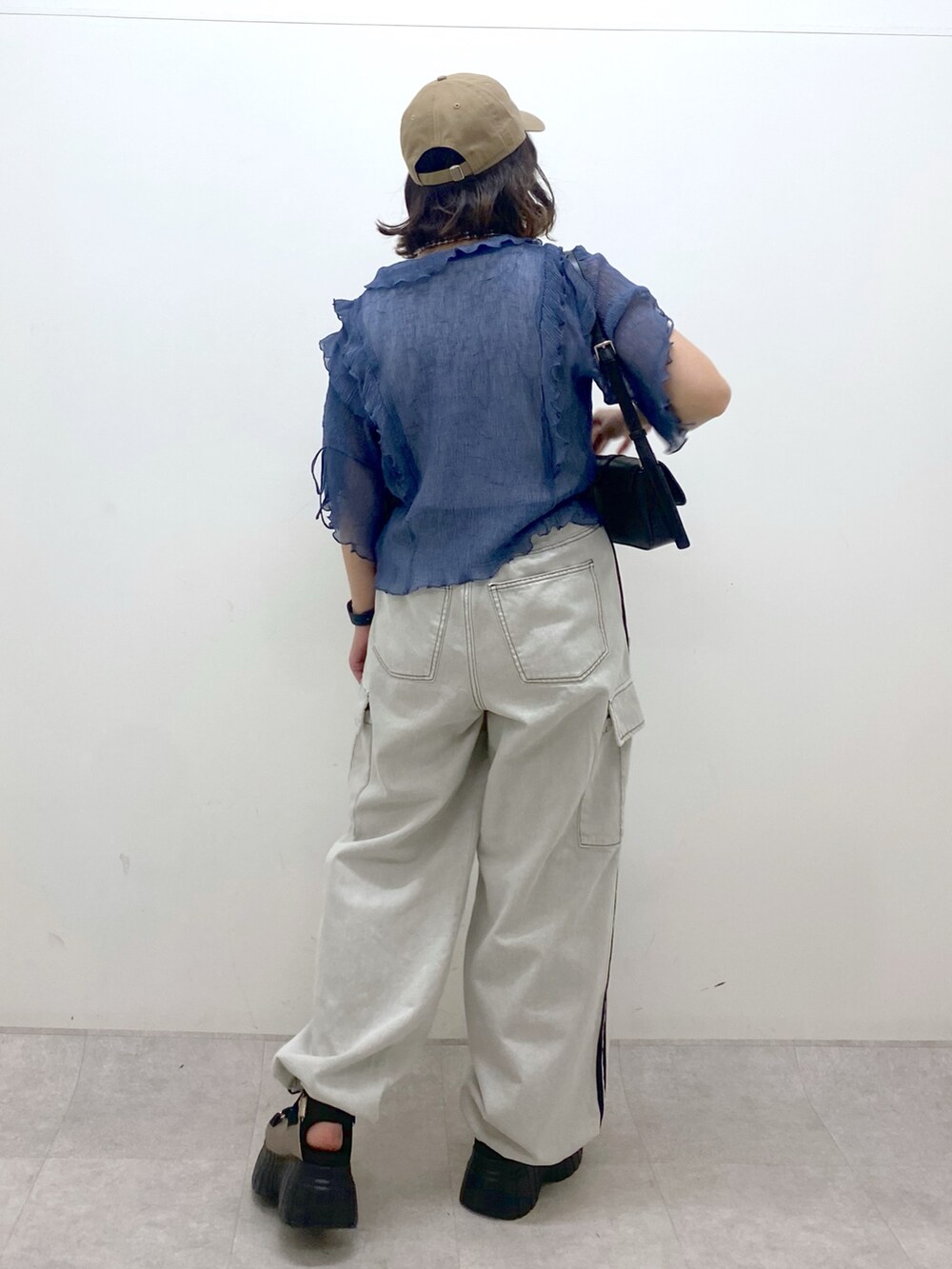 ホワイト系のデニムパンツ、その他のスニーカー、ブルー系のシャツ/ブラウスを着用したレディースの夏コーディネートの7枚目の写真
