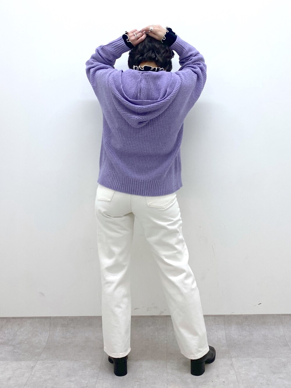 ブラック系のニット/セーター、ブラック系のシューズ、パープル系のニット/セーターを着用したレディースの冬コーディネートの3枚目の写真