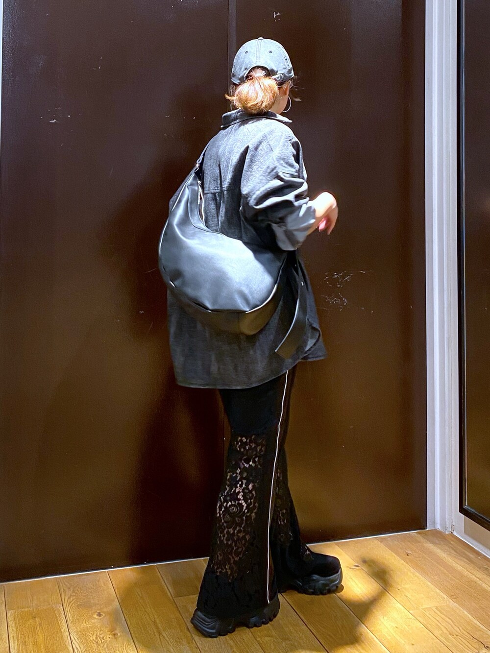 ブラック系のその他パンツ、ブラック系のスニーカー、ブラック系のショルダーバッグを着用したレディースの秋コーディネートの7枚目の写真