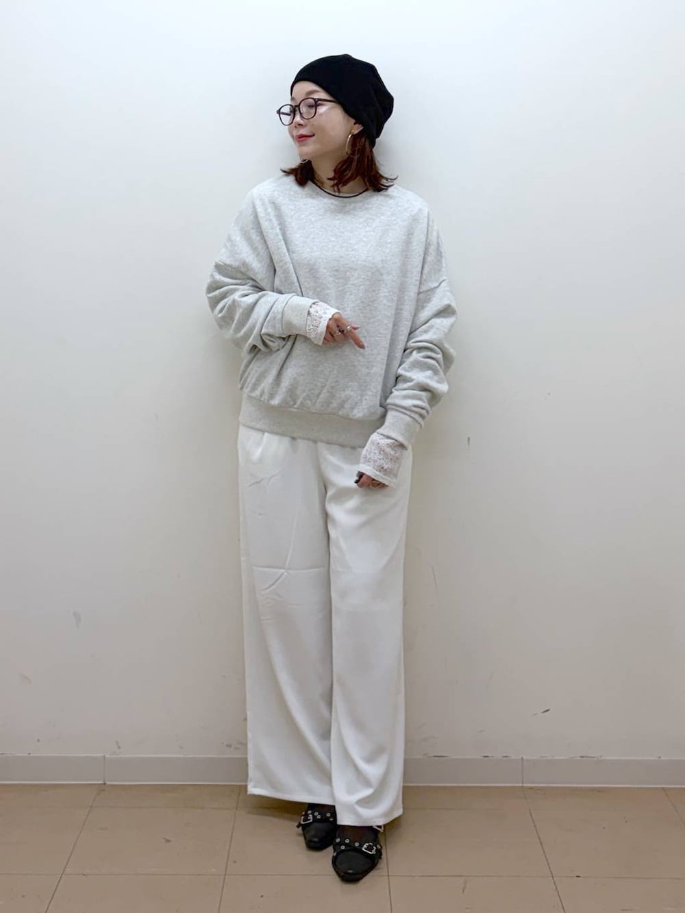 グレー系のスウェット、ホワイト系のスラックス、ホワイト系のTシャツ/カットソーを着用したレディースの冬コーディネートの8枚目の写真