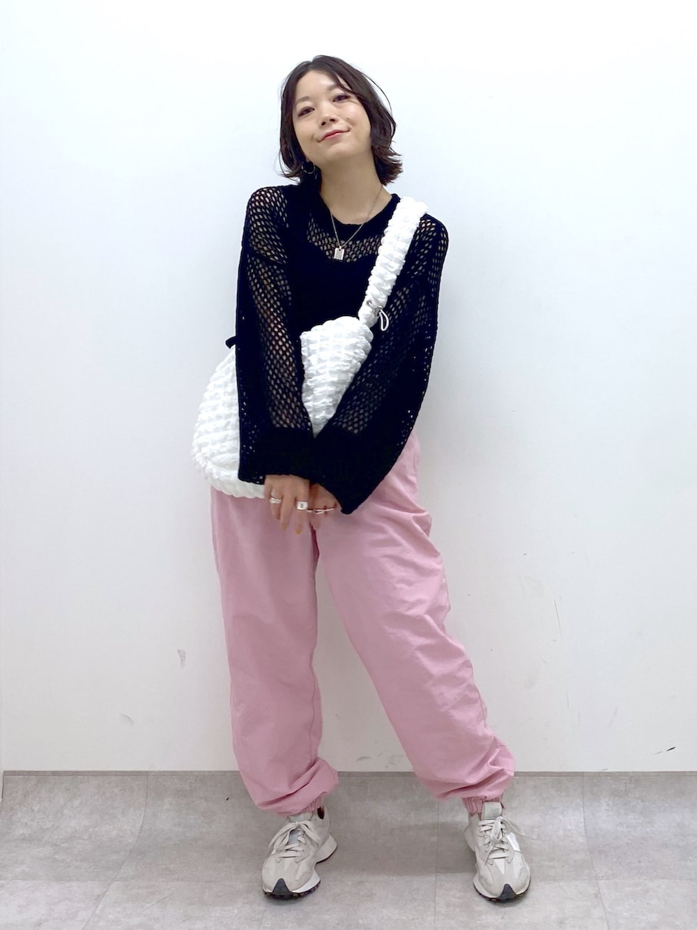 ホワイト系のバッグ、ピンク系のその他パンツ、ブラック系のニット/セーターを着用したレディースの春コーディネートの5枚目の写真