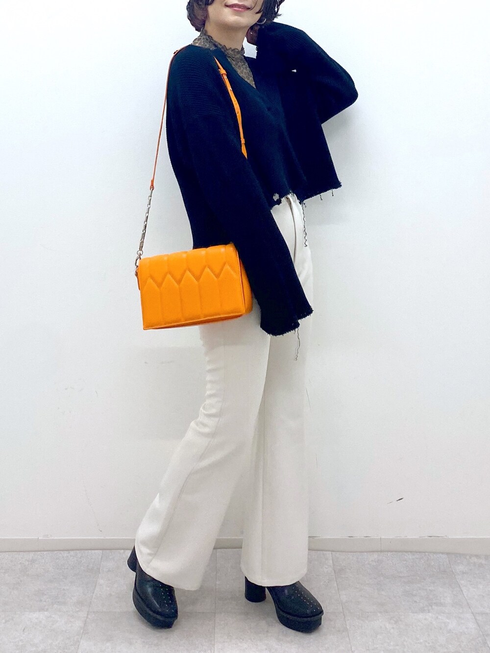 ホワイト系のパンツ、その他のその他トップス、オレンジ系のショルダーバッグを着用したレディースの秋コーディネートの4枚目の写真