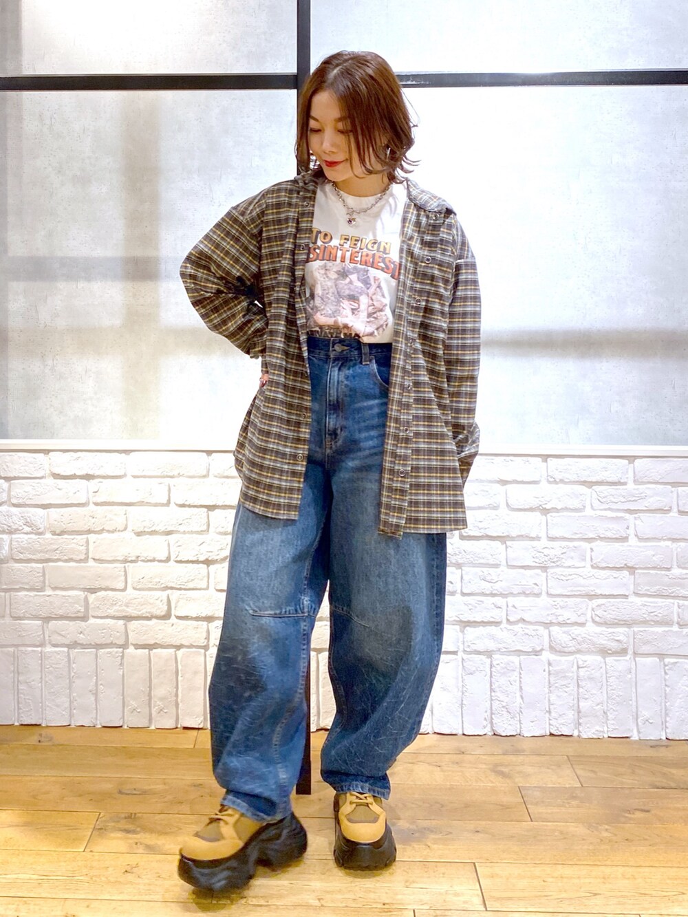 ブルー系のシャツ/ブラウス、ブルー系のデニムパンツ、ブラウン系のブーツを着用したレディースの冬コーディネートの5枚目の写真