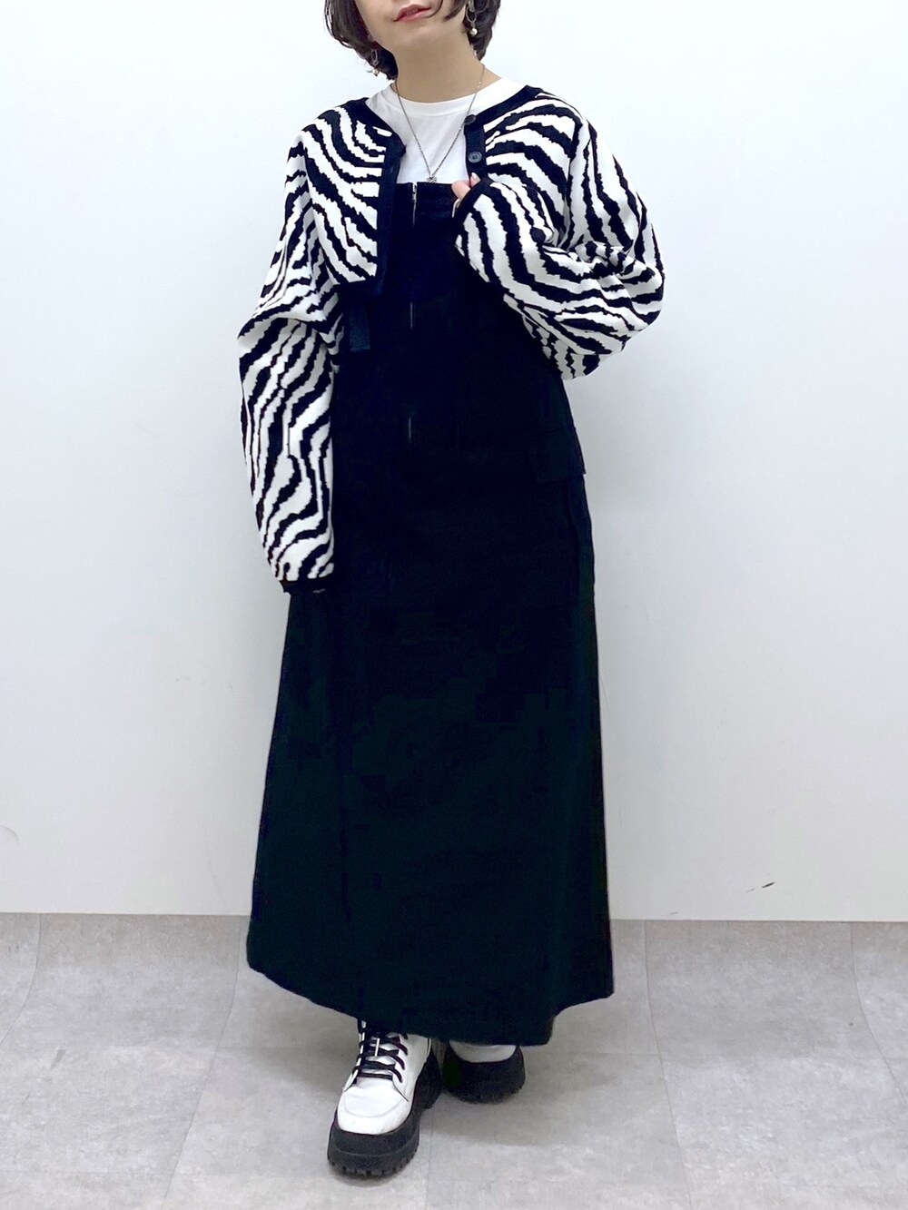 ブラック系のワンピース/ドレス、ブラック系のトップス、ホワイト系のトップスを着用したレディースの春コーディネートの4枚目の写真