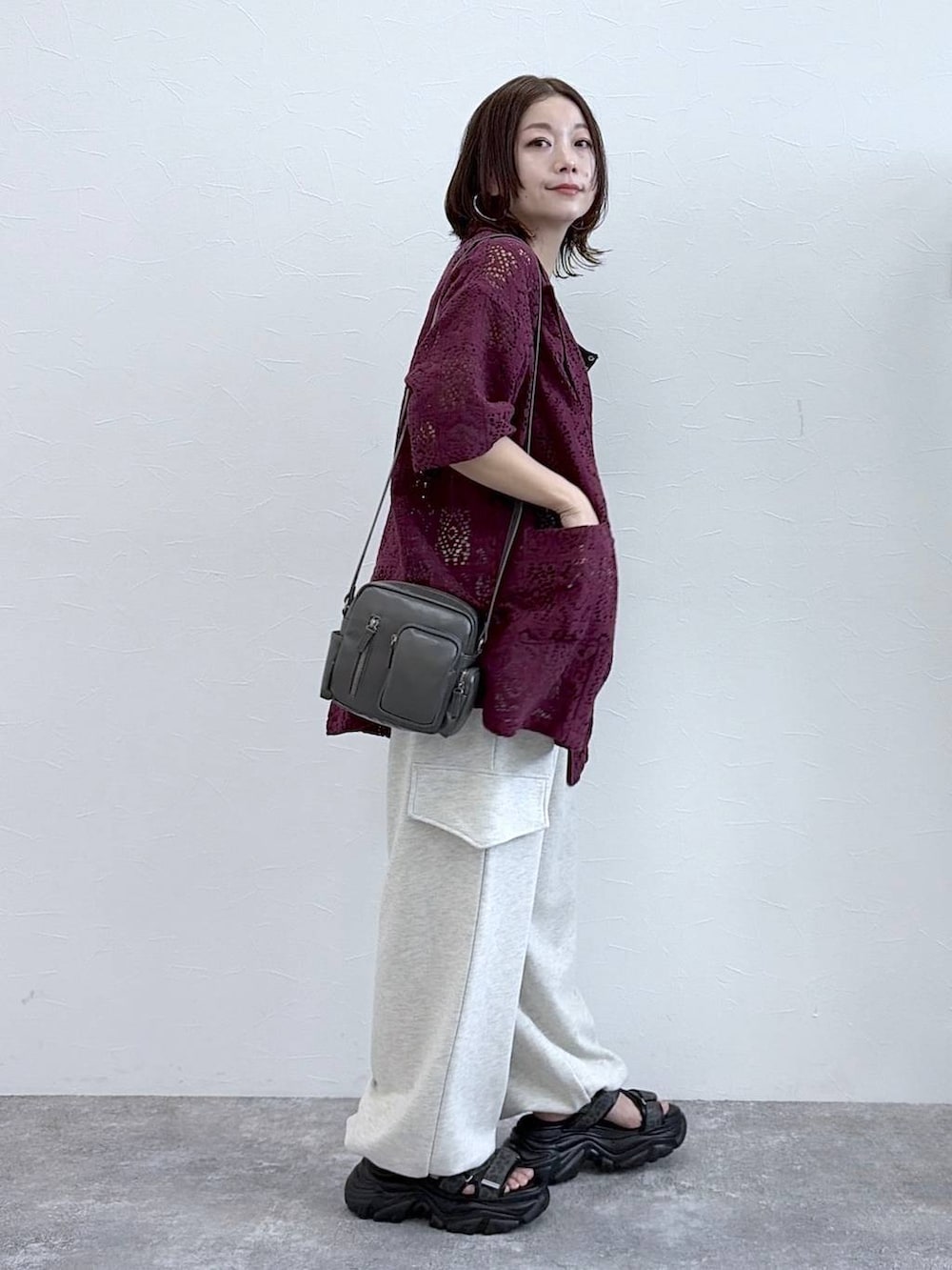 グレー系のショルダーバッグ、ブラック系のタンクトップ、ベージュ系のその他パンツを着用したレディースの春コーディネートの6枚目の写真