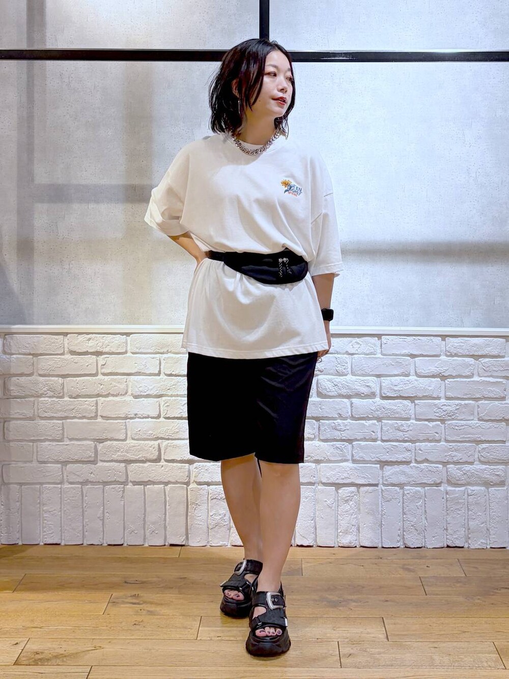 ブラック系のサンダル、ホワイト系のTシャツ/カットソー、ブラック系のその他パンツを着用したレディースの夏コーディネートの8枚目の写真