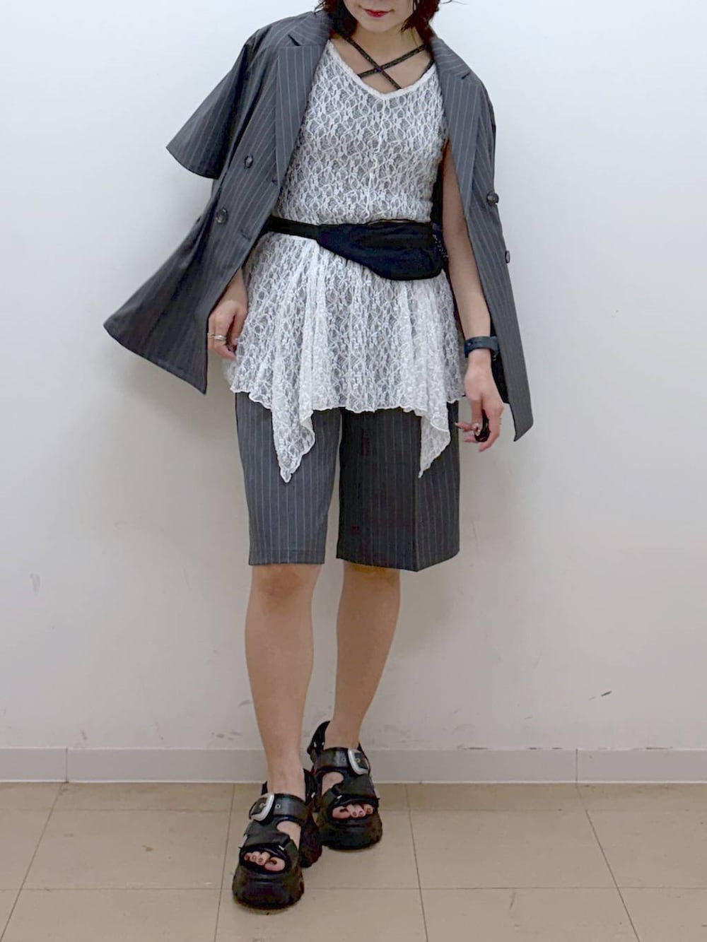 ブラック系のサンダル、グレー系のタンクトップ、ホワイト系のTシャツ/カットソーを着用したレディースの夏コーディネートの3枚目の写真