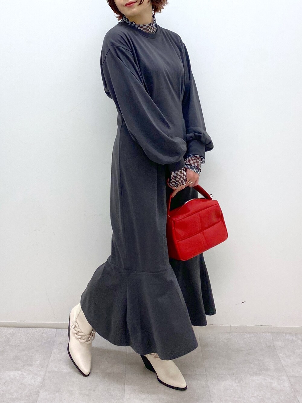 ブラック系のワンピース/ドレス、その他のその他トップス、レッド系のショルダーバッグを着用したレディースの秋コーディネートの4枚目の写真