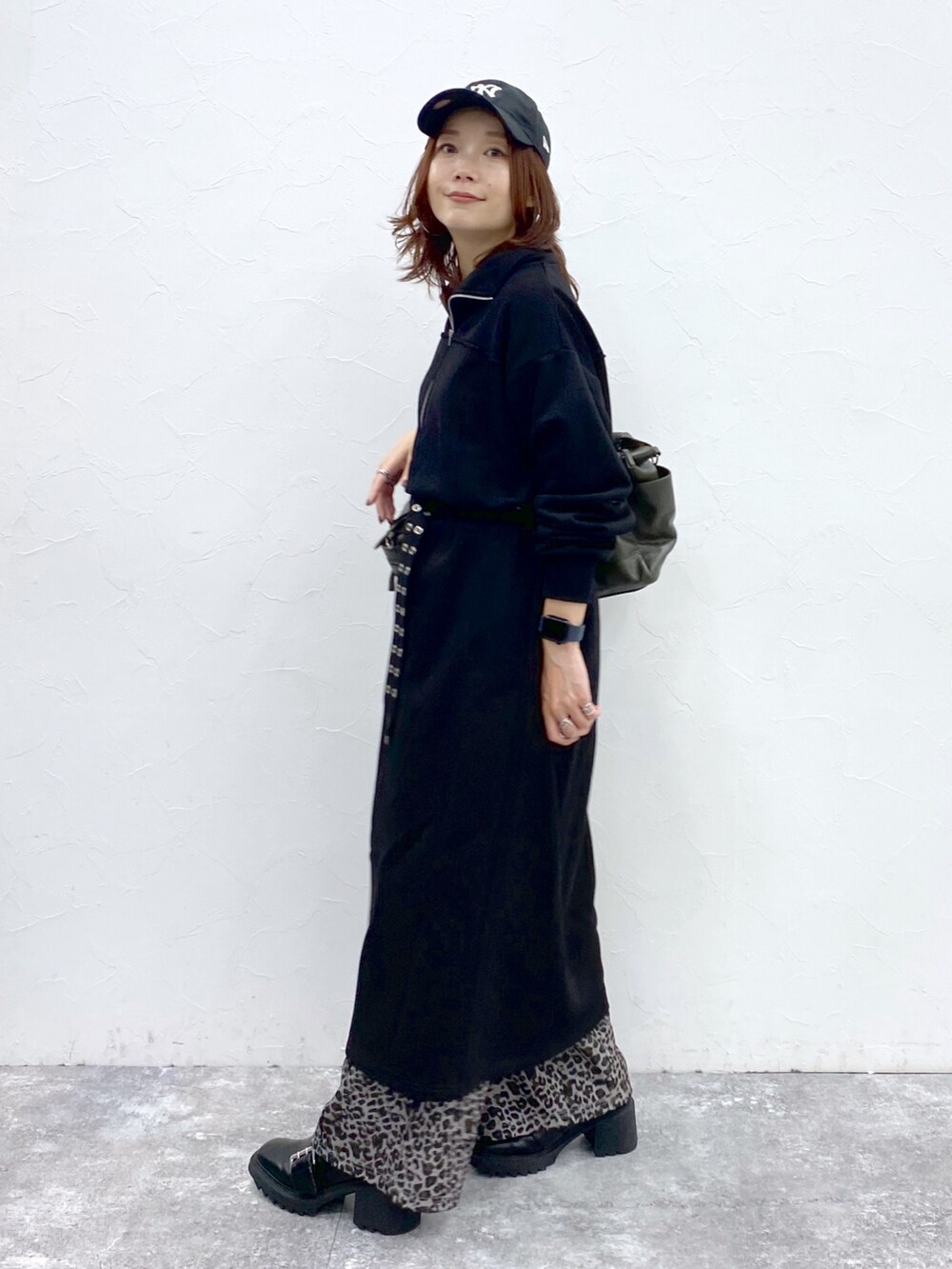 ブラック系のワンピース、その他のその他パンツ、グリーン系のボストンバッグを着用したレディースの秋コーディネートの4枚目の写真