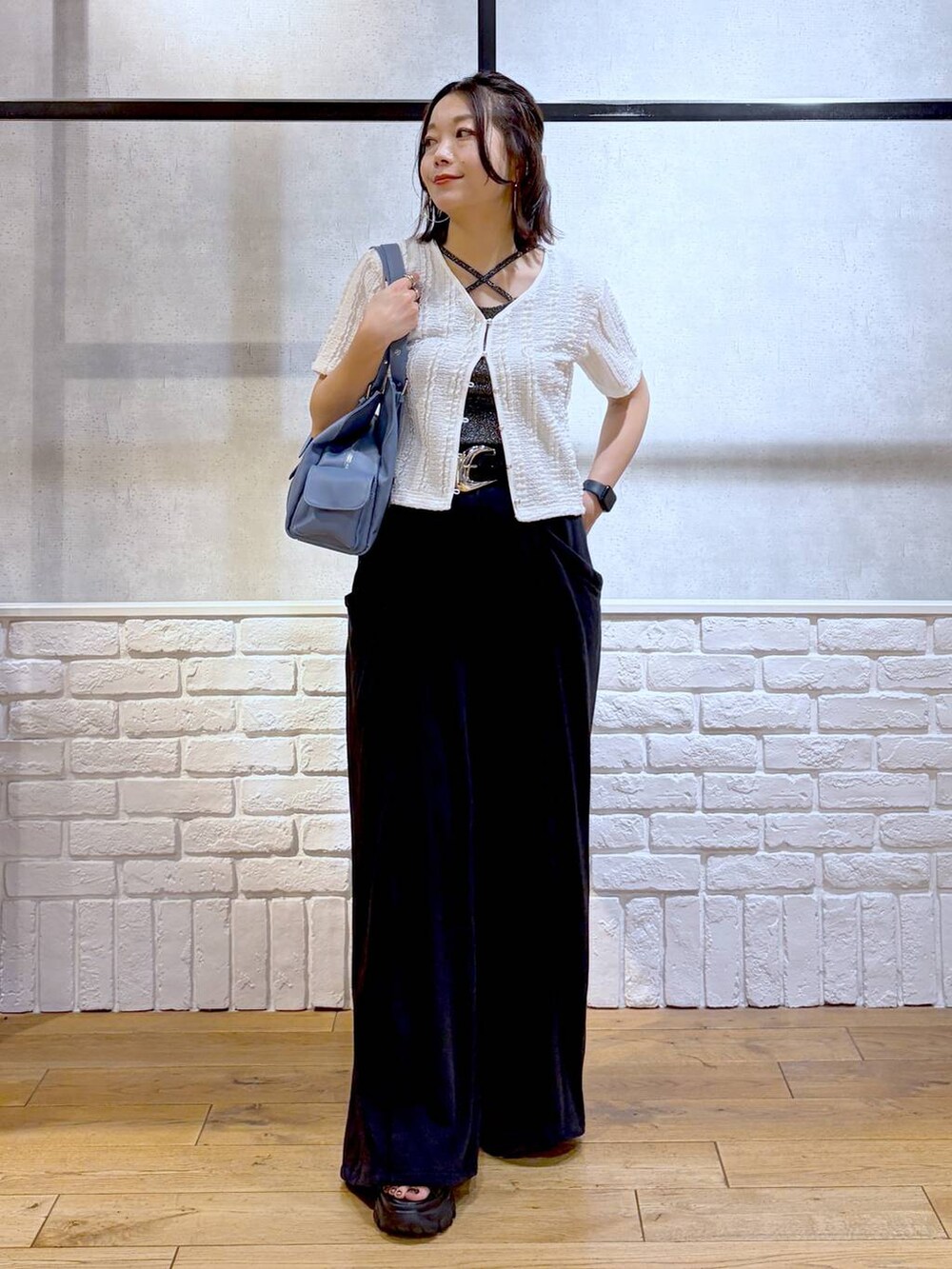 ブラック系のスウェットパンツ、ブルー系のハンドバッグ、グレー系のタンクトップを着用したレディースの夏コーディネートの8枚目の写真