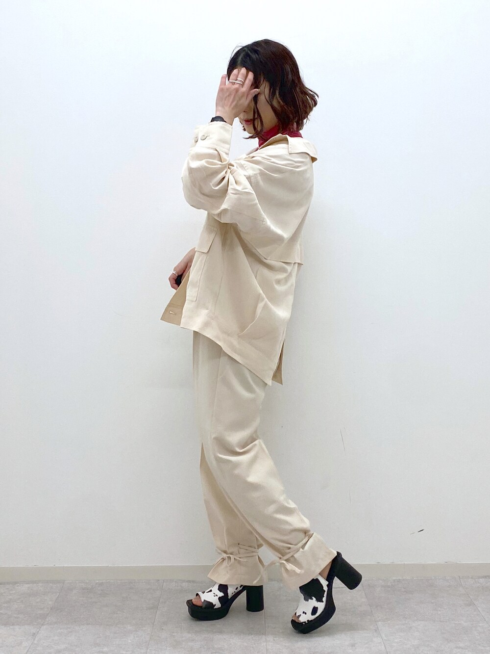 ピンク系のTシャツ/カットソー、ベージュ系のミリタリージャケット、ホワイト系のその他パンツを着用したレディースの春コーディネートの2枚目の写真