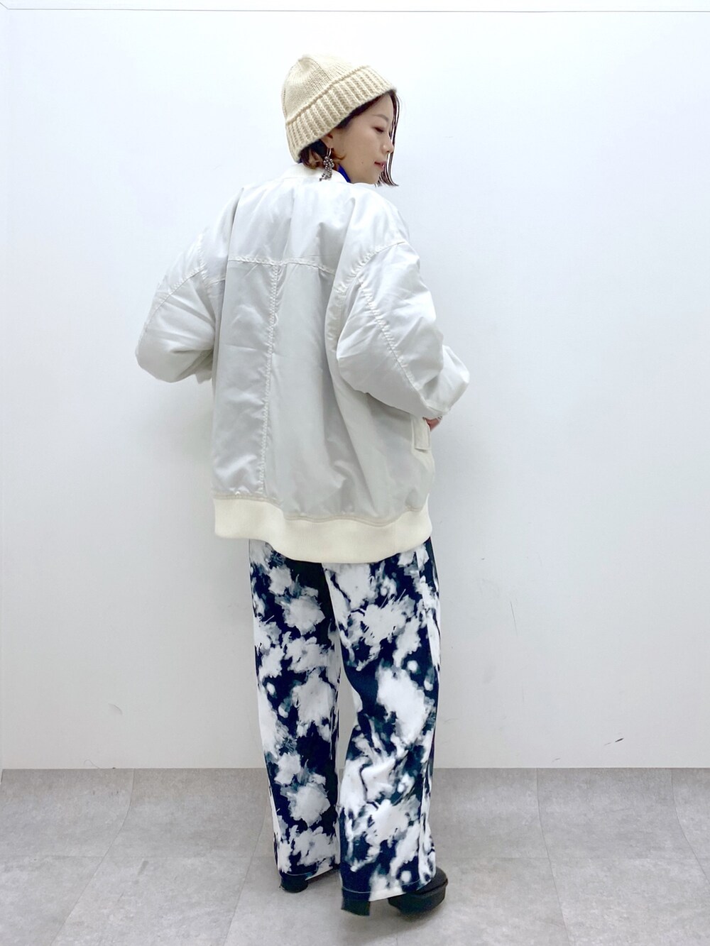 ホワイト系のMA-1、ブラック系のパンツ、ブルー系のトップスを着用したレディースの秋コーディネートの3枚目の写真