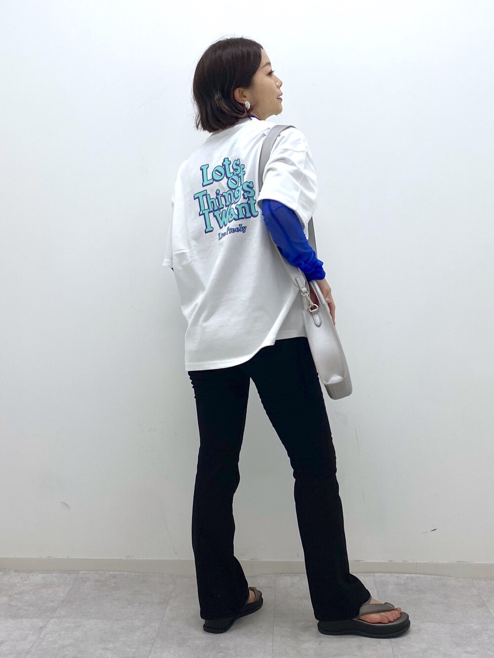 ホワイト系のTシャツ/カットソー、ブラック系のデニムパンツ、その他のサンダルを着用したレディースの夏コーディネートの4枚目の写真