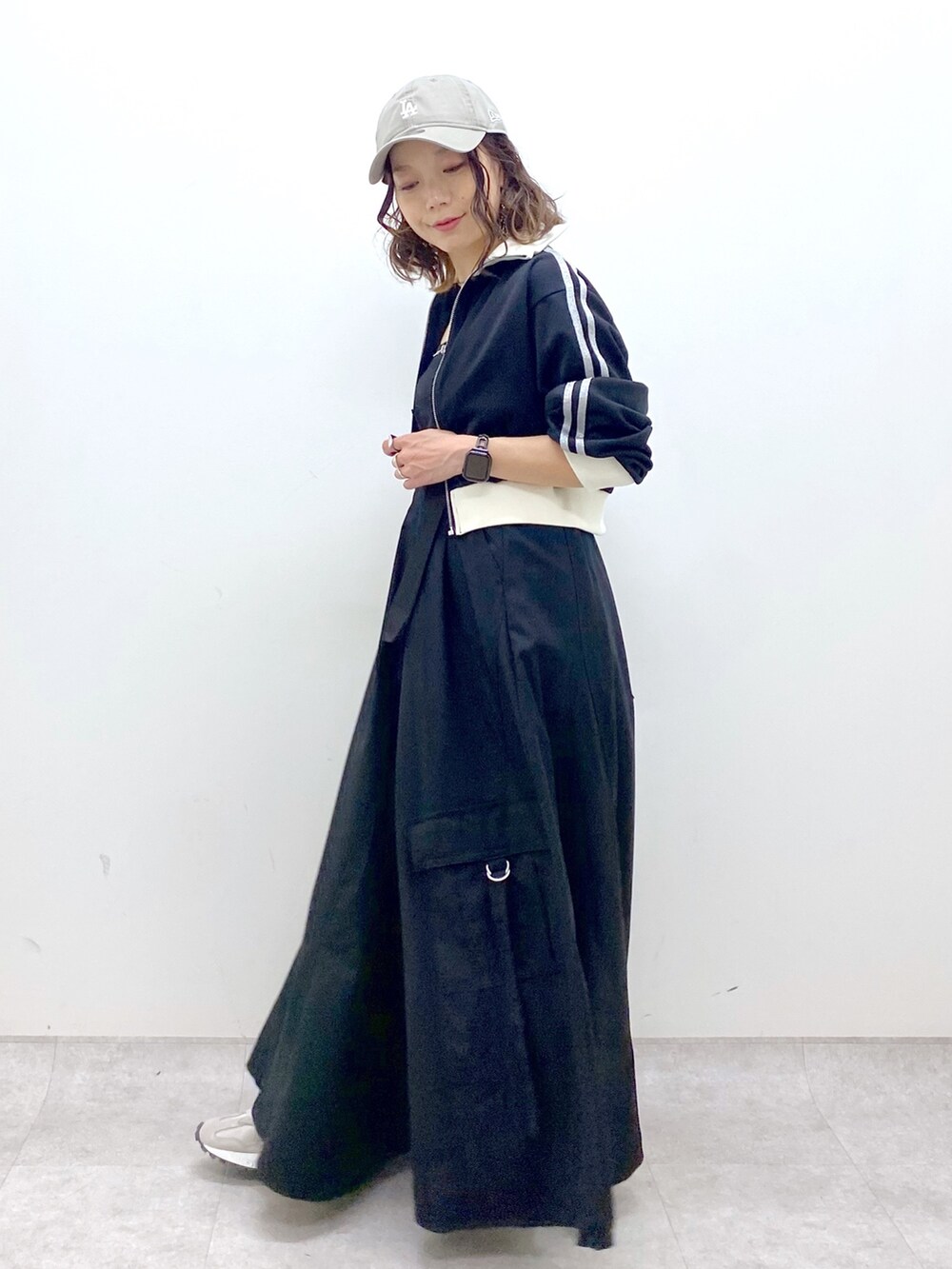 「休日スタイル、きれいめカジュアル、ストリート、キャップ、秋コーデ、お出かけコーデ、スポーツミックス、ワンピース、ロングスカート、ジャンパースカート、ラインジャージ、ショート丈トップス、低身長、オトナカジュアル、モノトーン」｜「PAGEBOYのリメイクライクジャンスカ（ジャンパースカート、ブラック系）」を使った、Chisaさん（レディース・154cm）の秋コーディネートの6枚目の写真