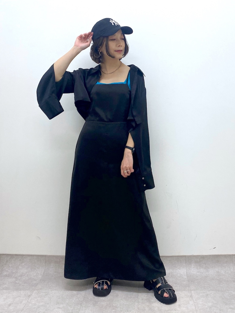 その他のトップス、ブラック系のワンピース/ドレス、ブラック系のサンダルを着用したレディースの春コーディネートの3枚目の写真