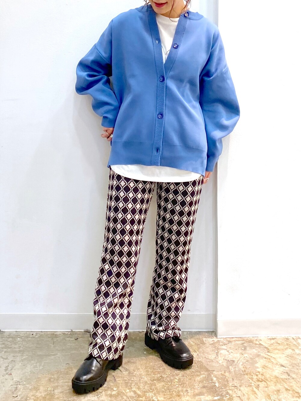 ブルー系のカーディガン/ボレロ、ホワイト系のTシャツ/カットソー、ブラック系のその他パンツを着用したレディースの秋コーディネートの2枚目の写真