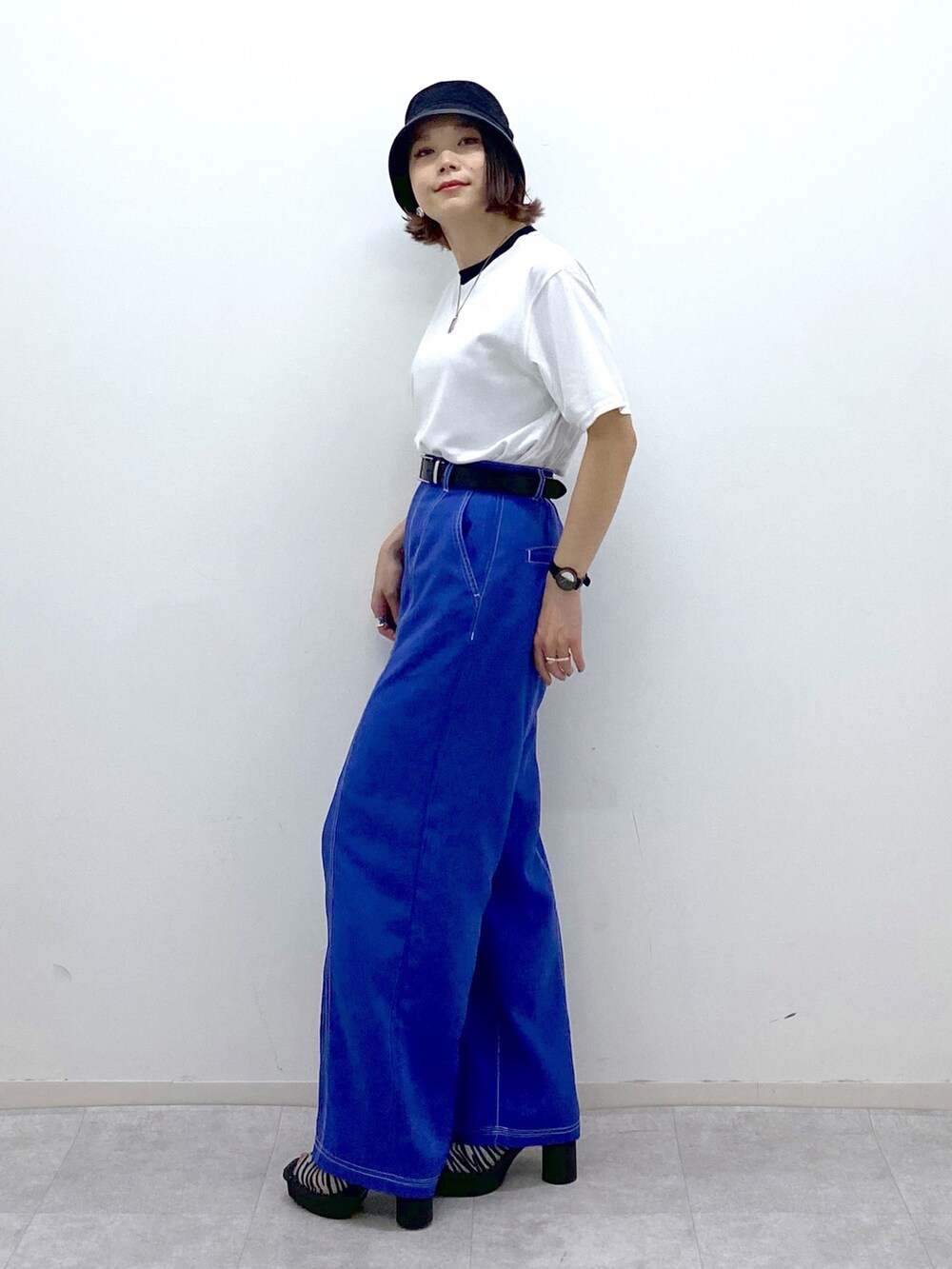 パープル系のその他パンツ、ホワイト系のTシャツ/カットソー、その他のサンダルを着用したレディースの夏コーディネートの3枚目の写真