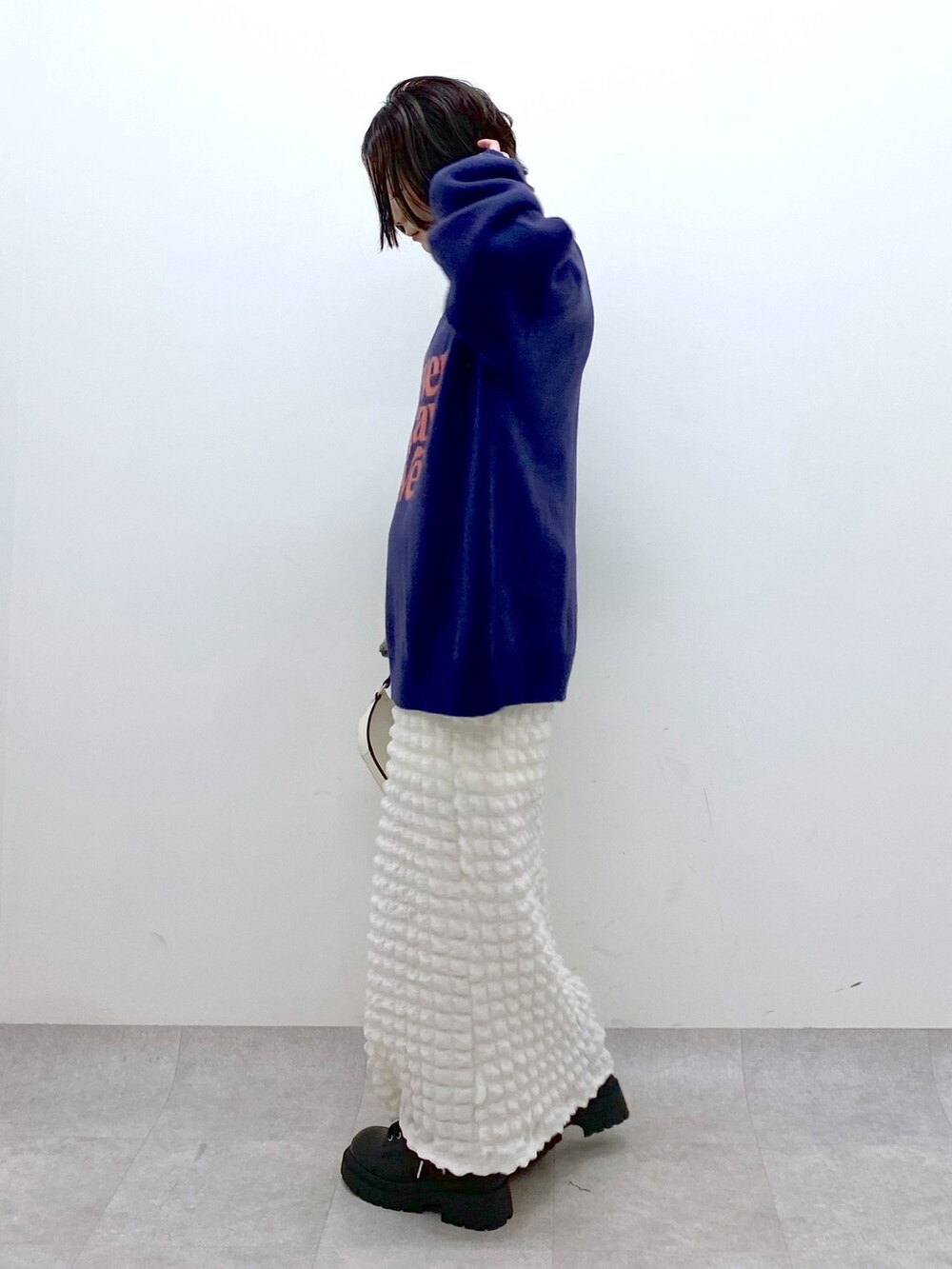 ホワイト系のスカート、パープル系のニット/セーター、パープル系のニット/セーターを着用したレディースの冬コーディネートの4枚目の写真