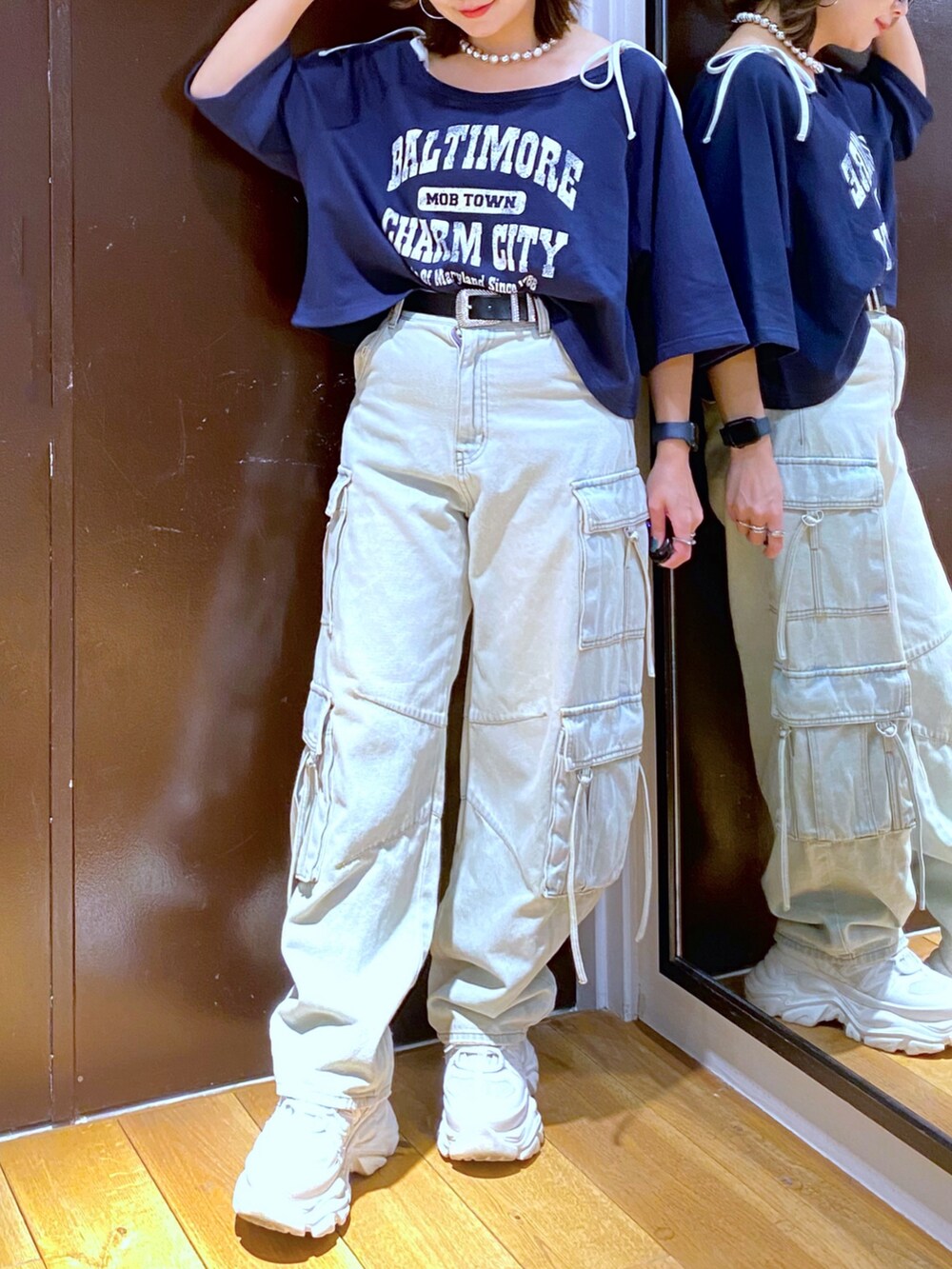 ブルー系のデニムパンツ、ホワイト系のスニーカー、ブルー系のTシャツ/カットソーを着用したレディースの夏コーディネートの3枚目の写真