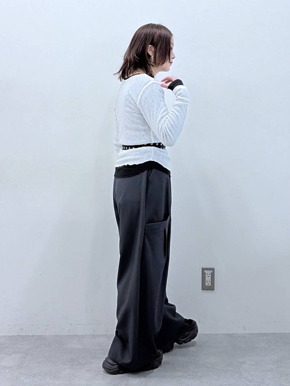 ブラック系のスニーカー、ブラック系のTシャツ/カットソー、ホワイト系のTシャツ/カットソーを着用したレディースの春コーディネートの7枚目の写真