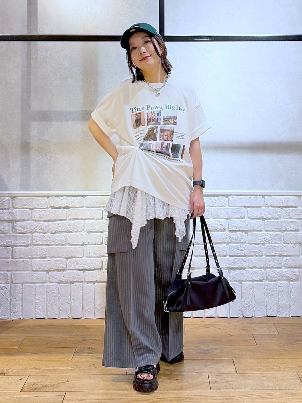 ブラック系のサンダル、ホワイト系のTシャツ/カットソー、ブラック系のトートバッグを着用したレディースの夏コーディネートの9枚目の写真