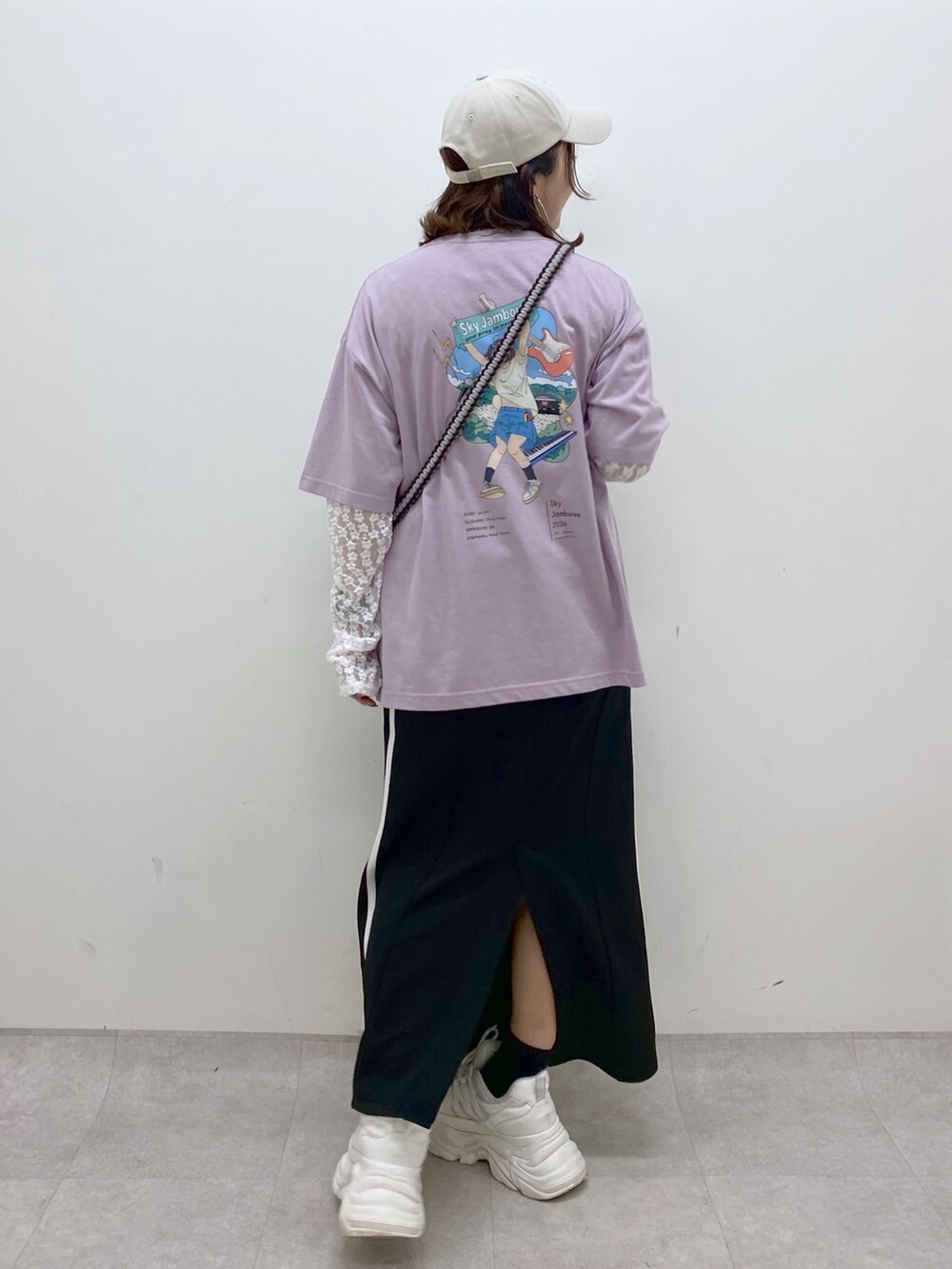 ブラック系のスカート、ホワイト系のスニーカー、ホワイト系のTシャツ/カットソーを着用したレディースの夏コーディネートの6枚目の写真