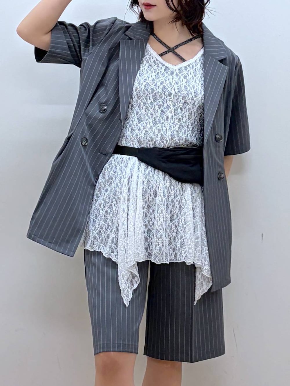 ブラック系のサンダル、グレー系のタンクトップ、ホワイト系のTシャツ/カットソーを着用したレディースの夏コーディネートの2枚目の写真