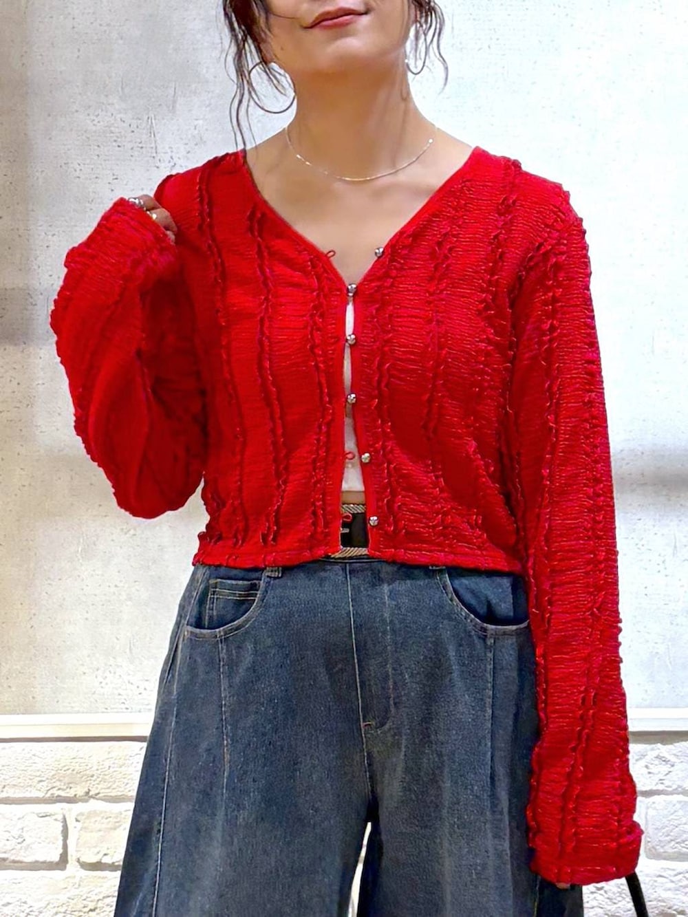 ホワイト系のキャミソール、ブラック系のハンドバッグ、ブラウン系のサンダルを着用したレディースの春コーディネートの2枚目の写真