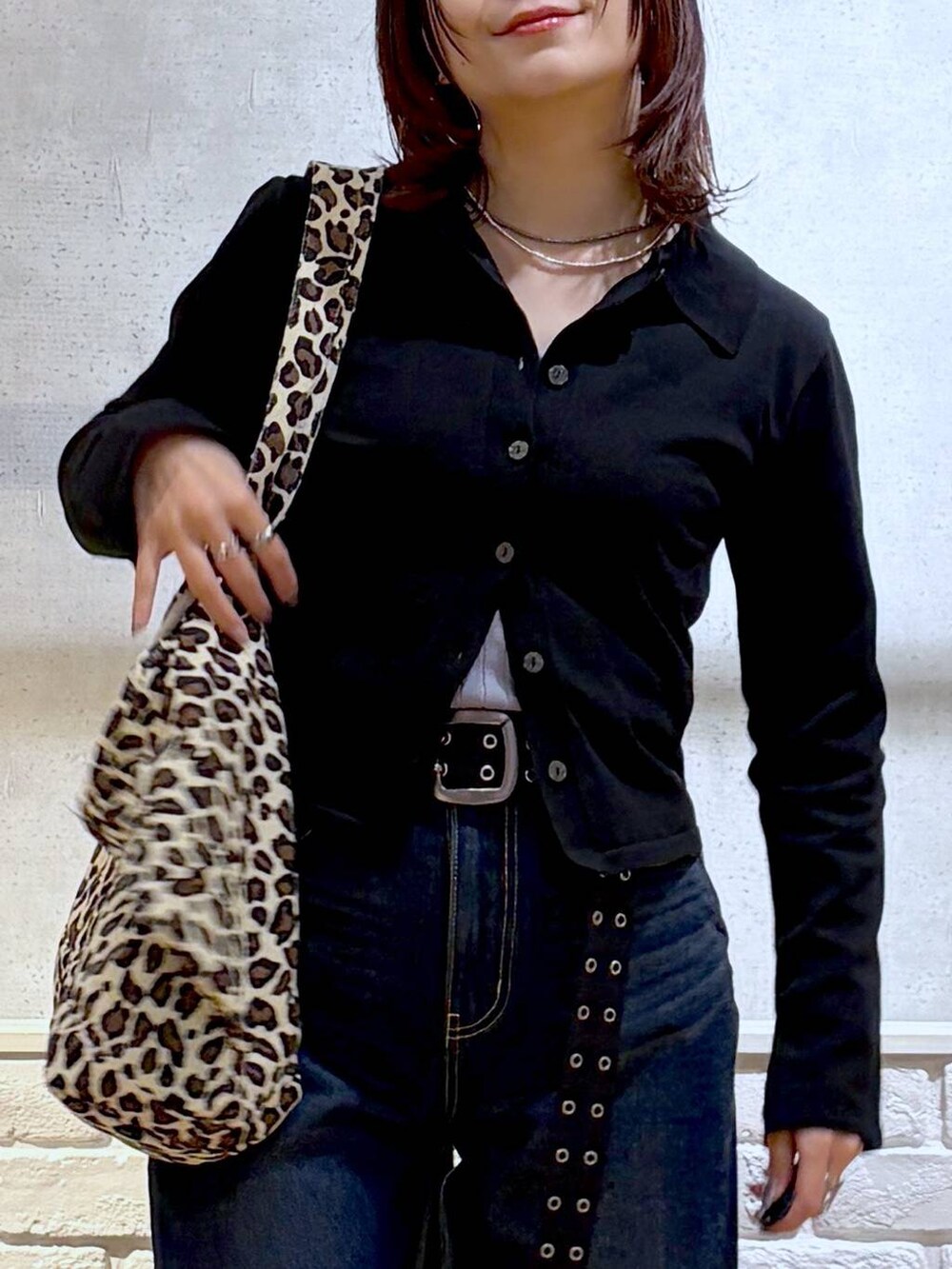 ブルー系のスラックス、ブラック系のサンダル、その他のトートバッグを着用したレディースの冬コーディネートの2枚目の写真