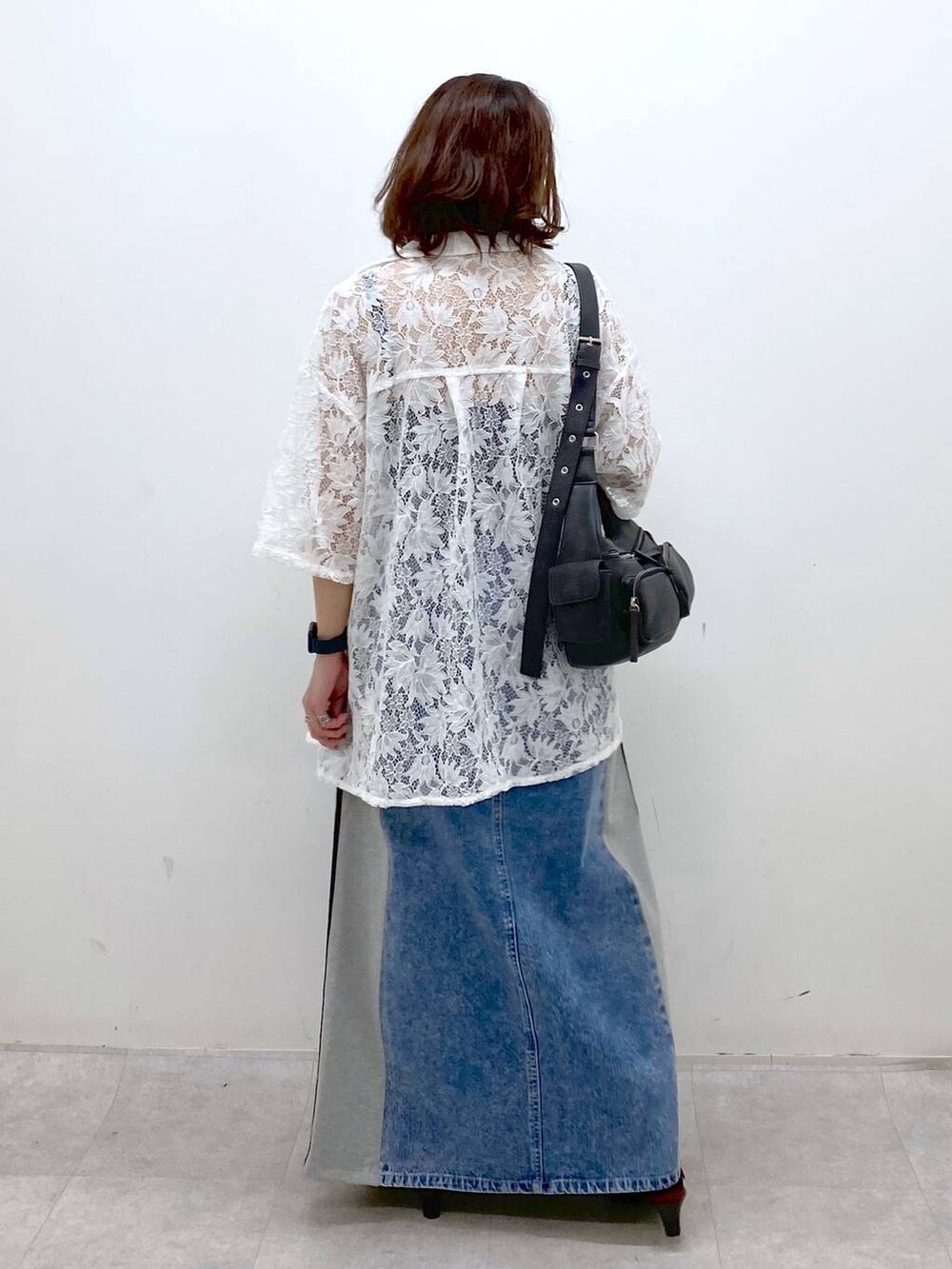 ブラック系のショルダーバッグ、レッド系のサンダル、ブルー系のスカートを着用したレディースの夏コーディネートの6枚目の写真