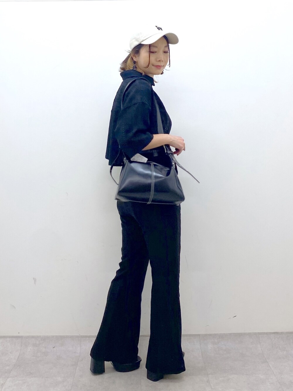 ブラック系のその他パンツ、ブラック系のタンクトップ、ブラック系のショルダーバッグを着用したレディースの夏コーディネートの6枚目の写真